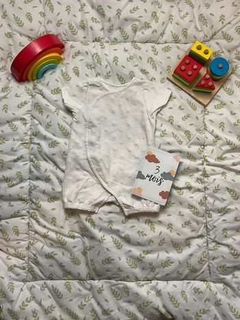 combishort manches courtes blanc tape à l'oeil ouverture devant 3 mois