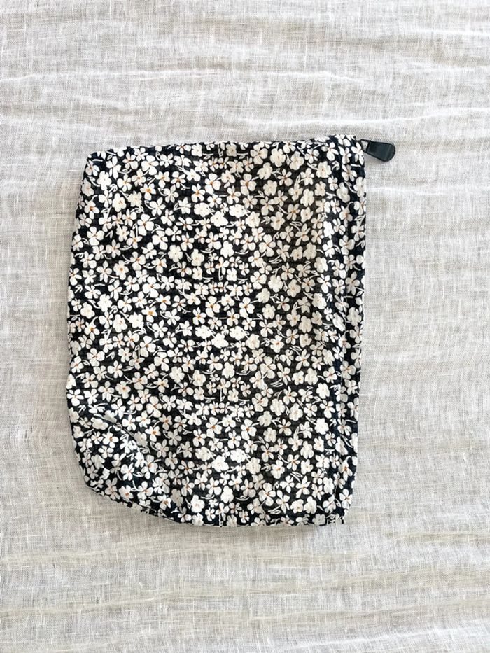 Jolie pochette à fleurs noir et blanche - photo numéro 3