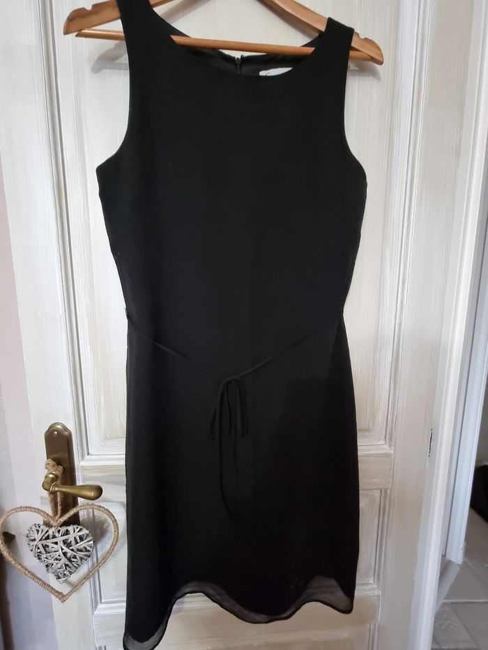 Jolie robe noire de fêtes polyamide noir, doublée entièrement  t40, avec jolie découpe au niveau de la doublure sur la jambe.