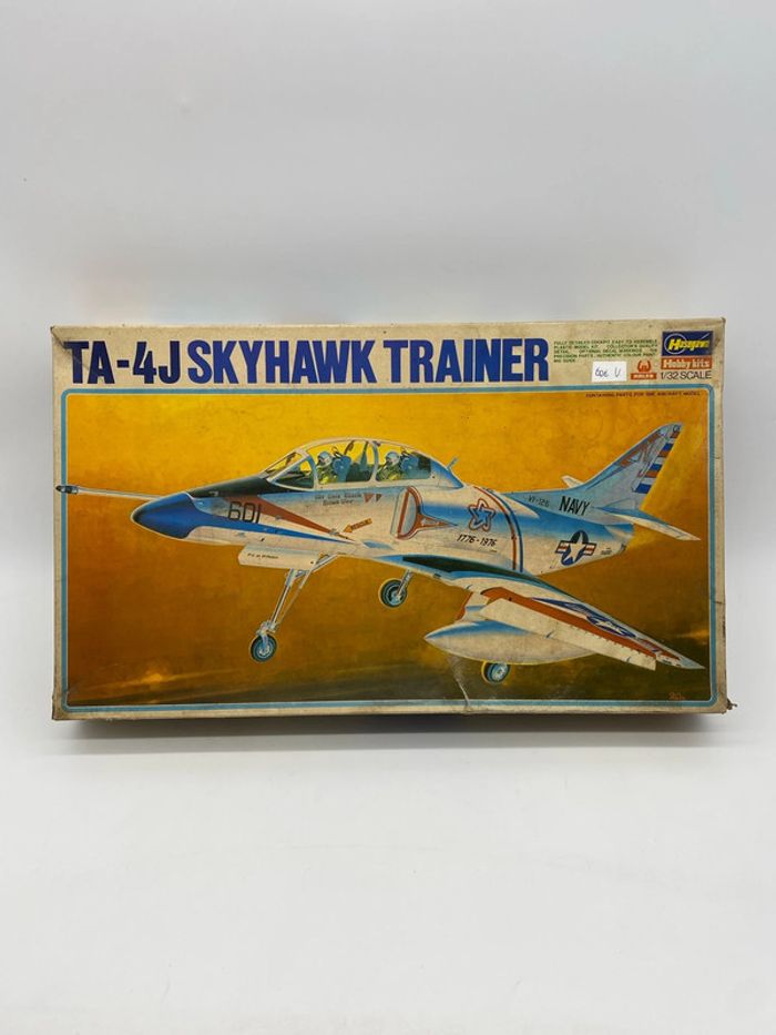 Maquette Hasegawa TA-4J SkyHawk Trainer