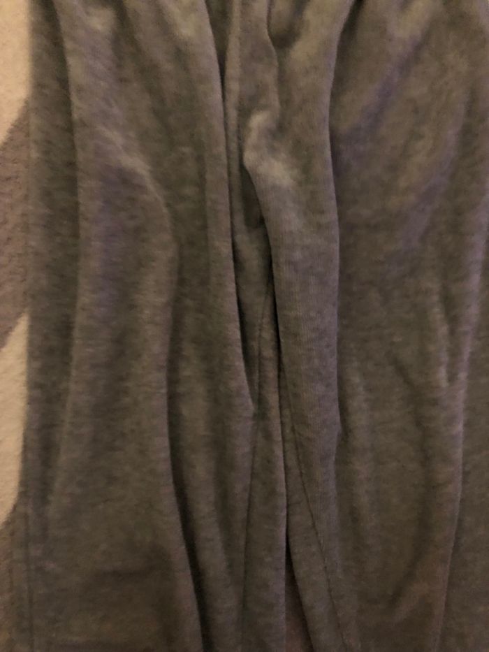 Le lot de 2 pantalon taille 4 ans le pantalon gris foncer à quelques signe d’usure mes reste en bon état voir photo joint et le pantalon gris clair est en très bon état - photo numéro 3