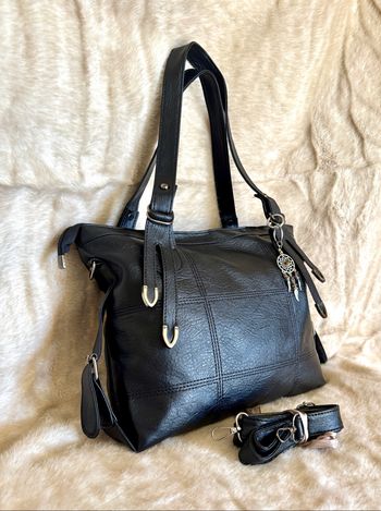 Élégance noir et esprit vintage pour ce sac tendance de saison neuf avec bijoux