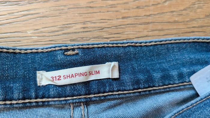 Jean Levi's  312 shaping slim W28 L34 taille mi haute - photo numéro 3