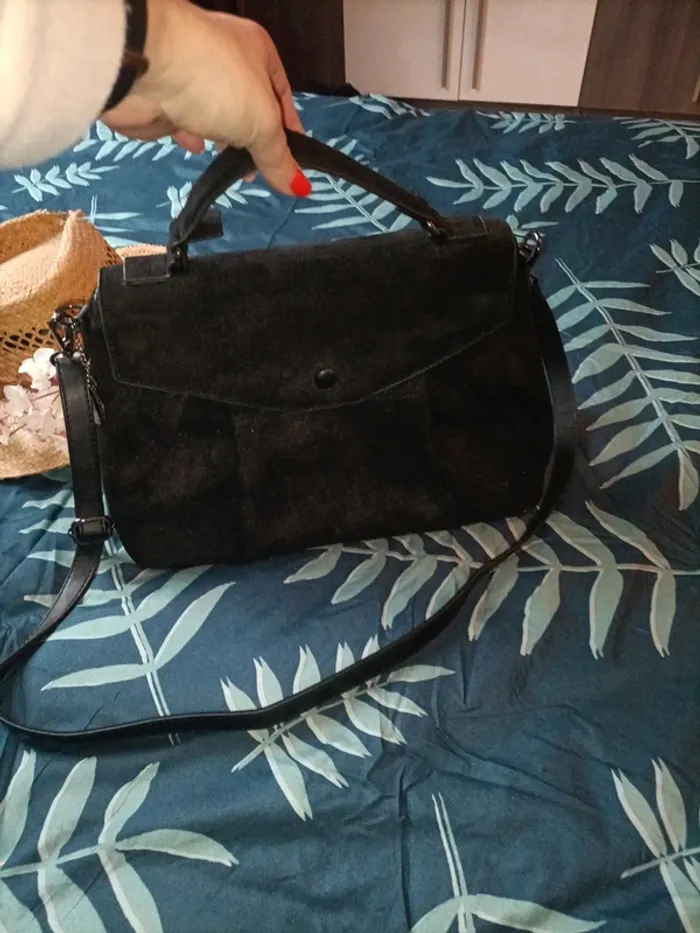Superbe sac en bandoulière noir en Daim - photo numéro 4