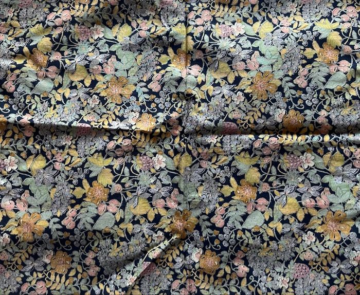 Chute de tissu imprimé à fleurs et à fruits