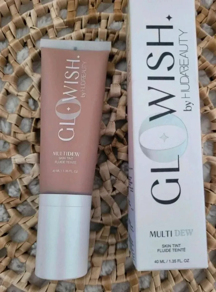 Fond  de  teint + pinceau  Huda  Beauty  neuf - photo numéro 2