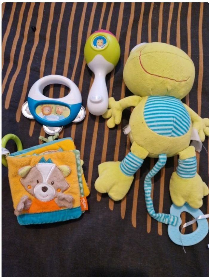 Lot jouets bébé