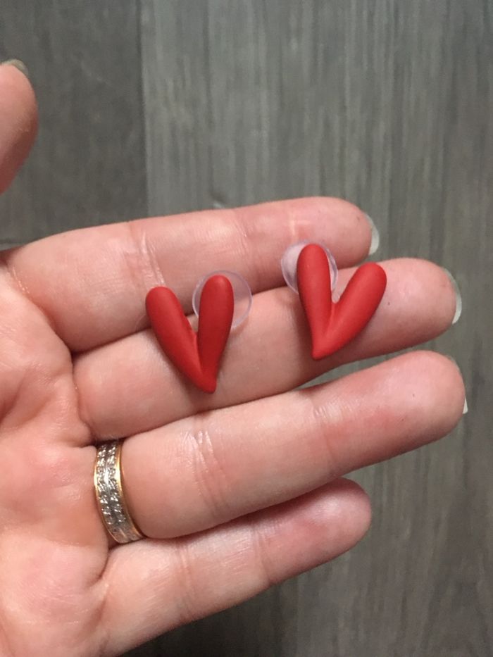 Petites boucles d’oreilles NEUVES pour femme, en forme de cœurs ♥️ couleur rouge - photo numéro 3