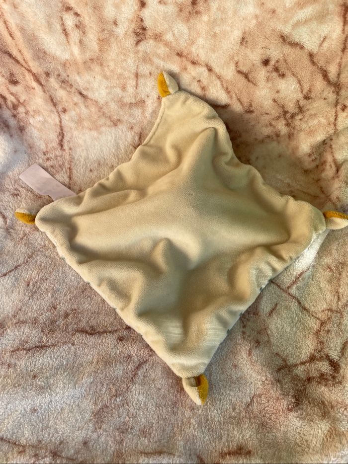 Doudou plat lion jaune/orange  Des motifs des palmier vert  Au dos unis beige  +/- 24cm B&M Occasion en très bon état  Vous achetez le doudou que vous voyez sur la photo - photo numéro 2