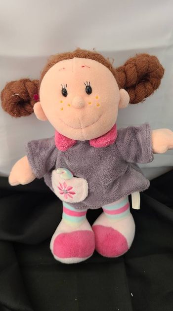 doudou poupée petite fille cheveux foncé