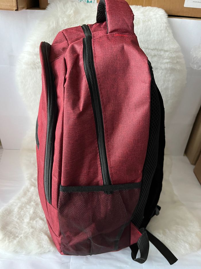 Sac à dos bordeaux Dimensions hauteur 50 cm, largeur 35 cm et épaisseur 18 cm - photo numéro 2