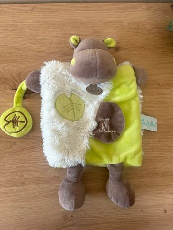 Doudou marionnette hippopotame vert blanc marron baby nat