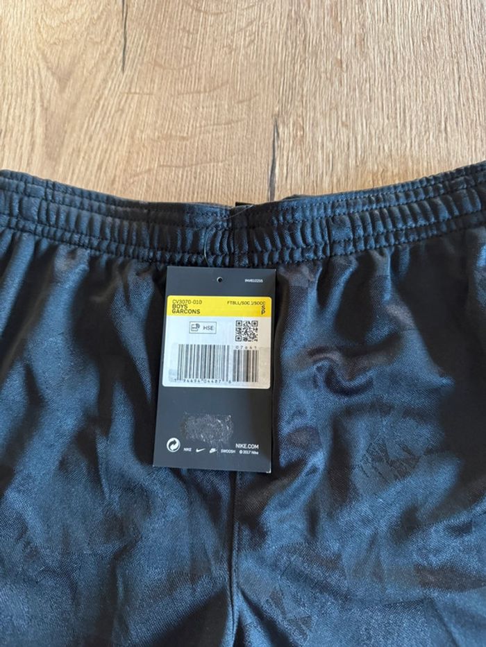 Short Nike dri-fit taille S 8-9 ans neuf avec étiquettes - photo numéro 5