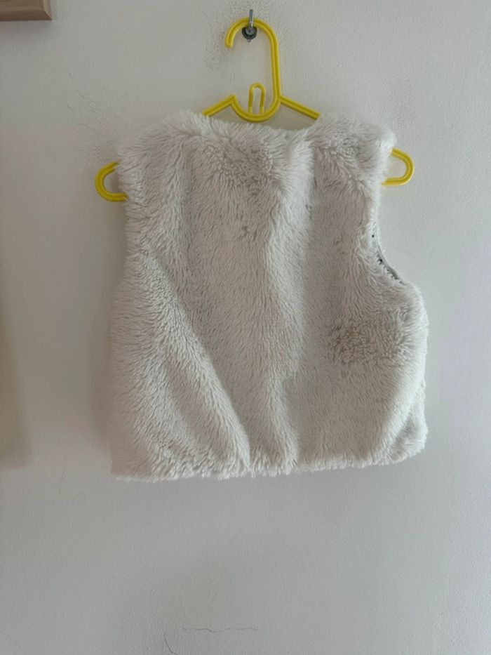 Gilet Kiabi fausse fourrure Kiabi 18 mois - photo numéro 3