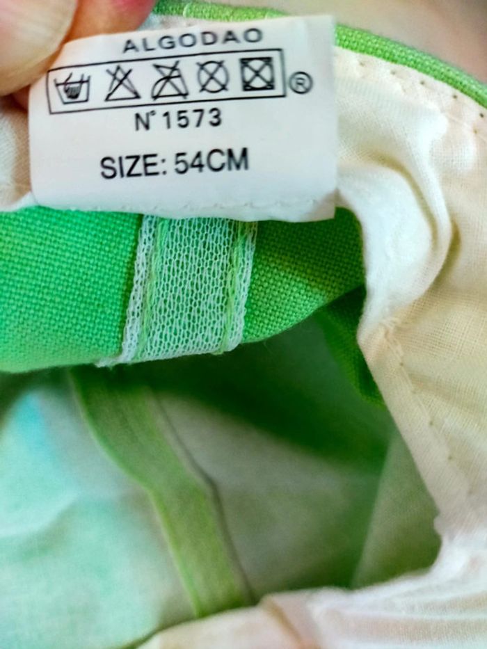 Casquette verte neuve – Motifs pattes & papillons – Taille 54 cm - photo numéro 9