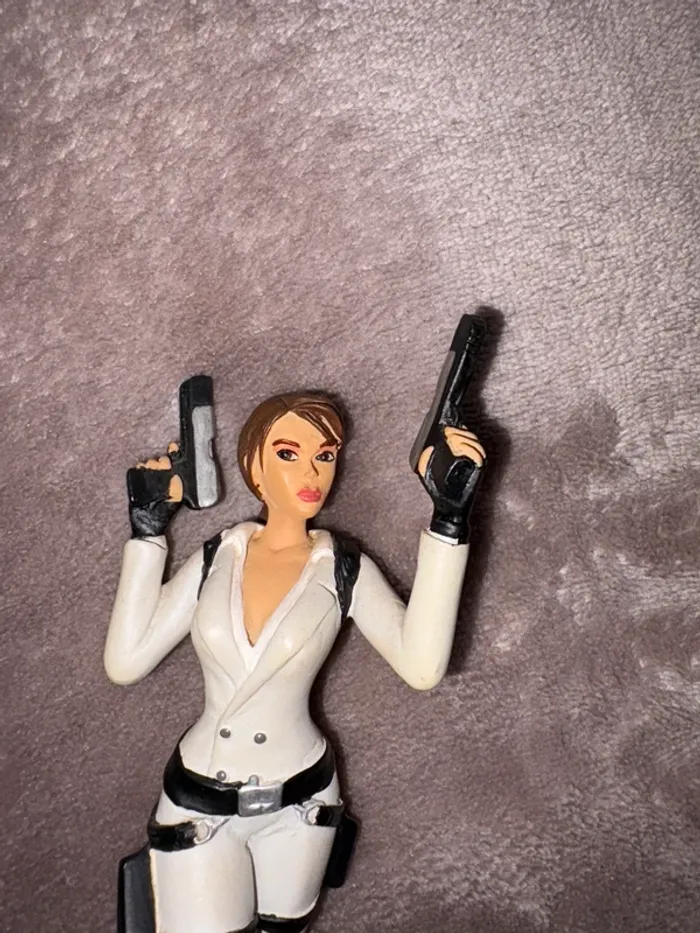 Figurine de collection Tomb Raider Lara Croft en très bon état. - photo numéro 7