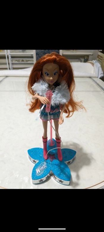 Magnifique poupée winks Bloom et son microphone magique.