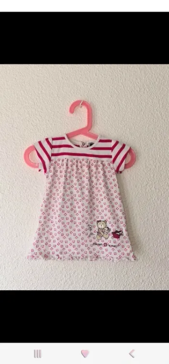 robe blanche et rose elle est ou la mer?