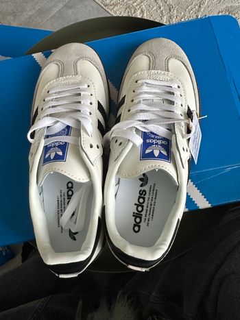 Basket neuve Samba adidas  pointure 39