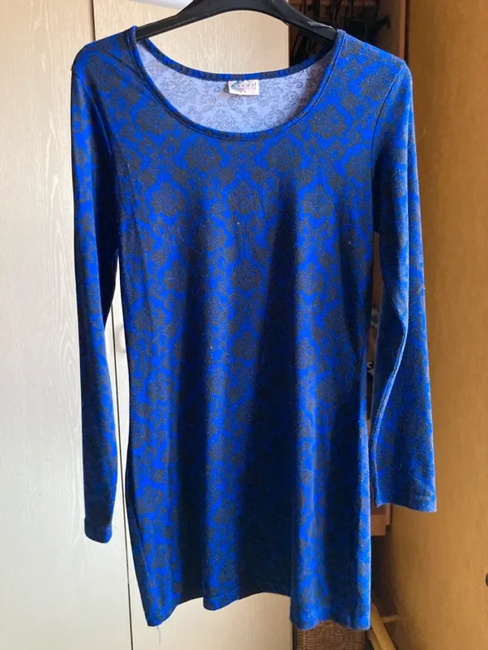 Superbe robe jamais portée bleu royal et noir dessins gothiques