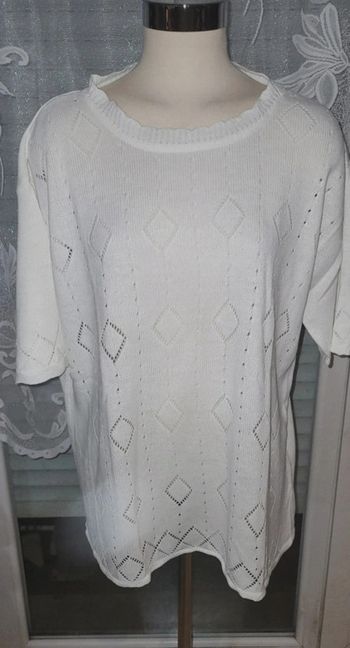 Haut blanc en maille ajourée – Élégance et légèreté