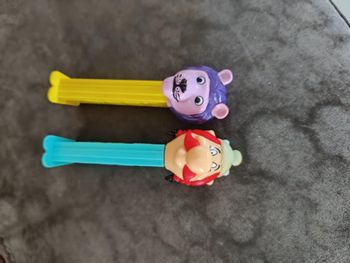 Lot de deux distributeurs rétro PEZ Obélix et Lion Violet