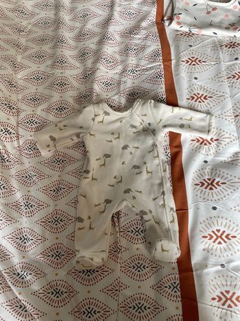 Pyjama tape à l’œil 1 mois