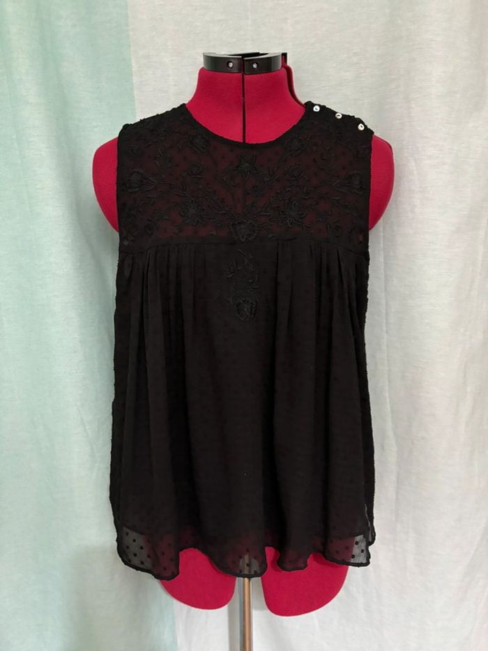 Blouse noire sans manches brodée zara