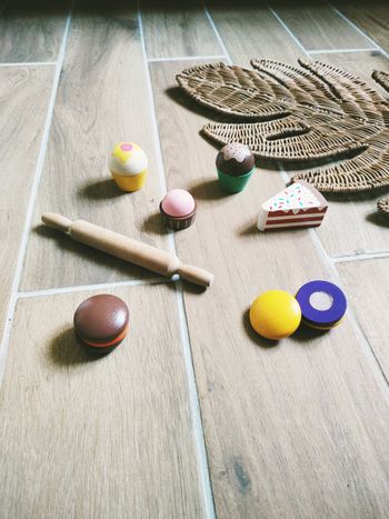 🍰Jeu d'imitation - Dinette en bois avec macarons à scratch, gâteaux marque Oxybul