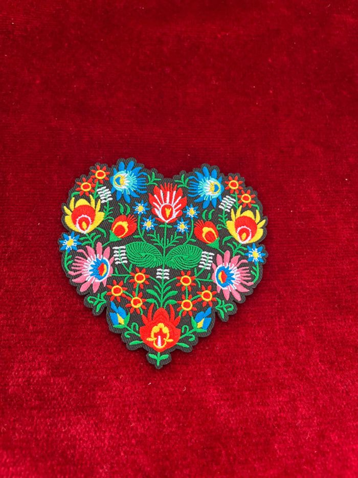 Écusson brodé cœur fleuri – style folklorique coloré