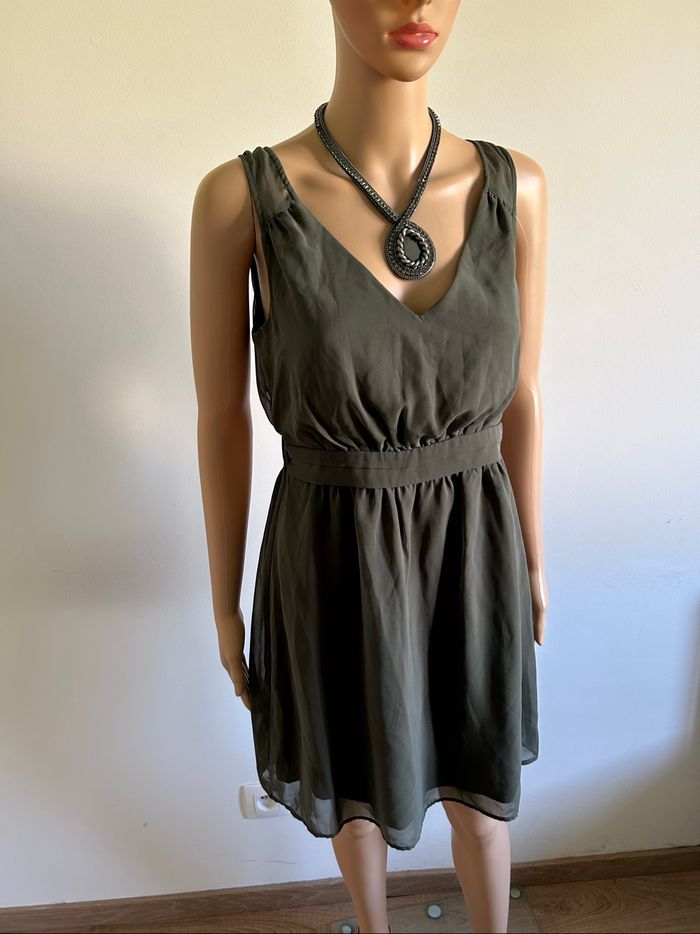 Robe verte kaki sans manches Naf Naf taille 36 excellent état - photo numéro 2