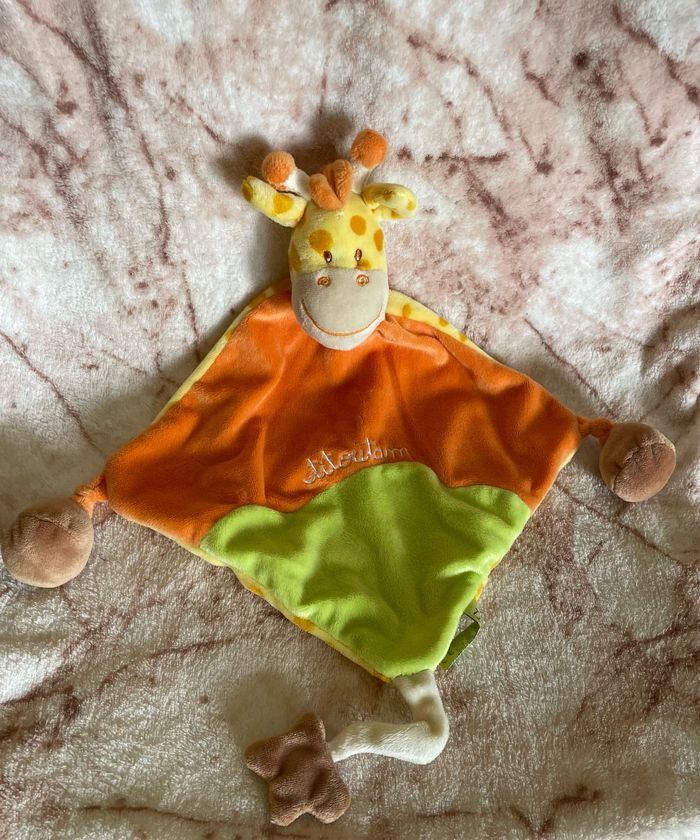 Doudou plat girafe orange vert jaune Dimco Titoutam