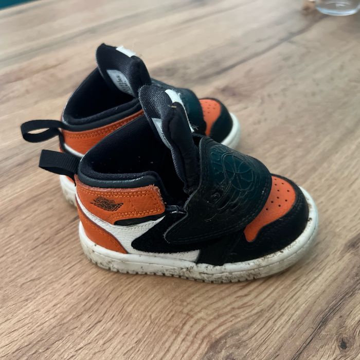 Baskets air Jordan  - taille 21 - photo numéro 2