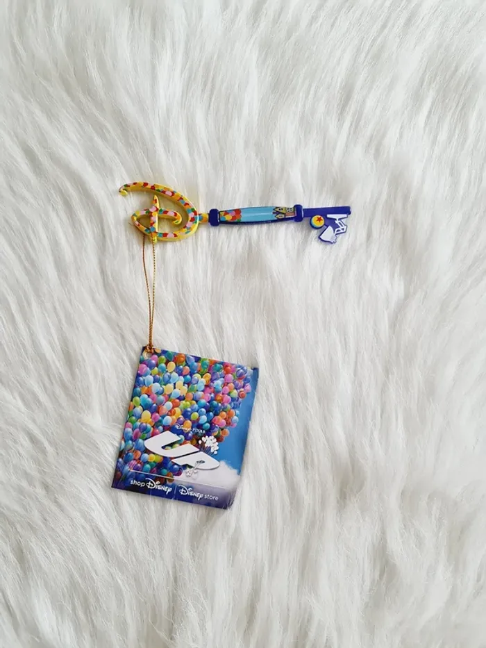 Clé collector la haut up key shop disney