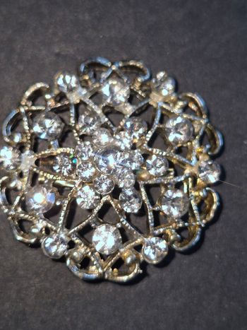 Jolie broche strass fantaisie