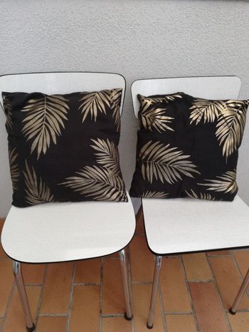 2 Coussins décoratifs noirs feuilles de palmier 