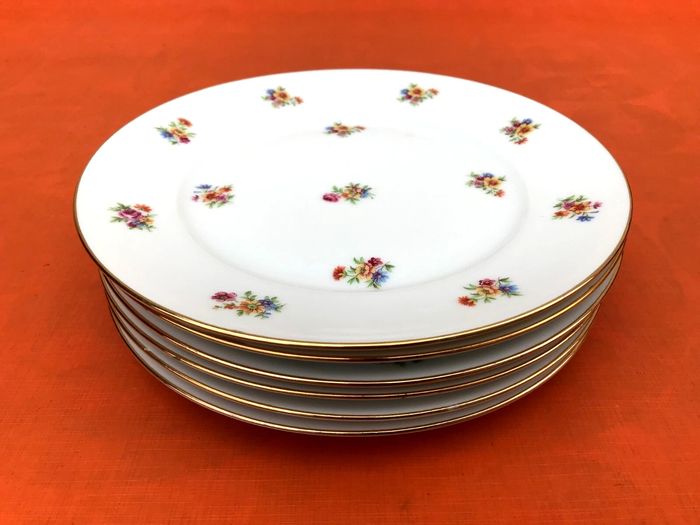 6 assiettes anciennes plates P.N France Porcelaine décor brassées de fleurs - photo numéro 2