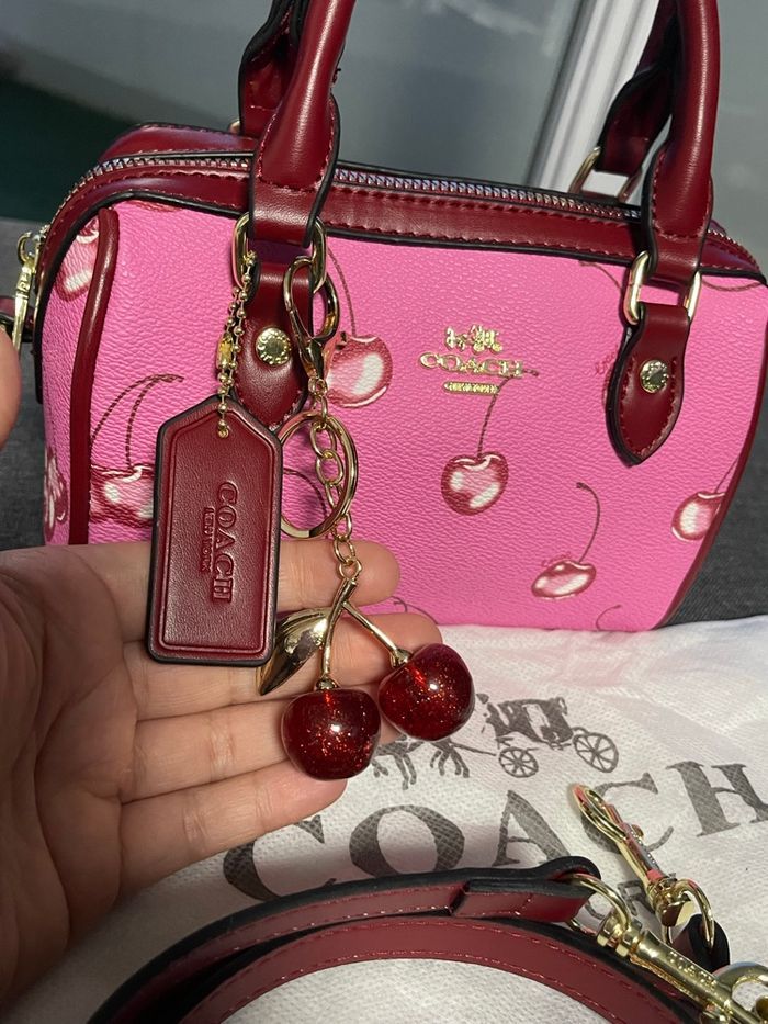 Sac Coach cerise et porte clé - photo numéro 2