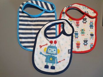 Lot 3 Bavoirs MotherCare avec scratch