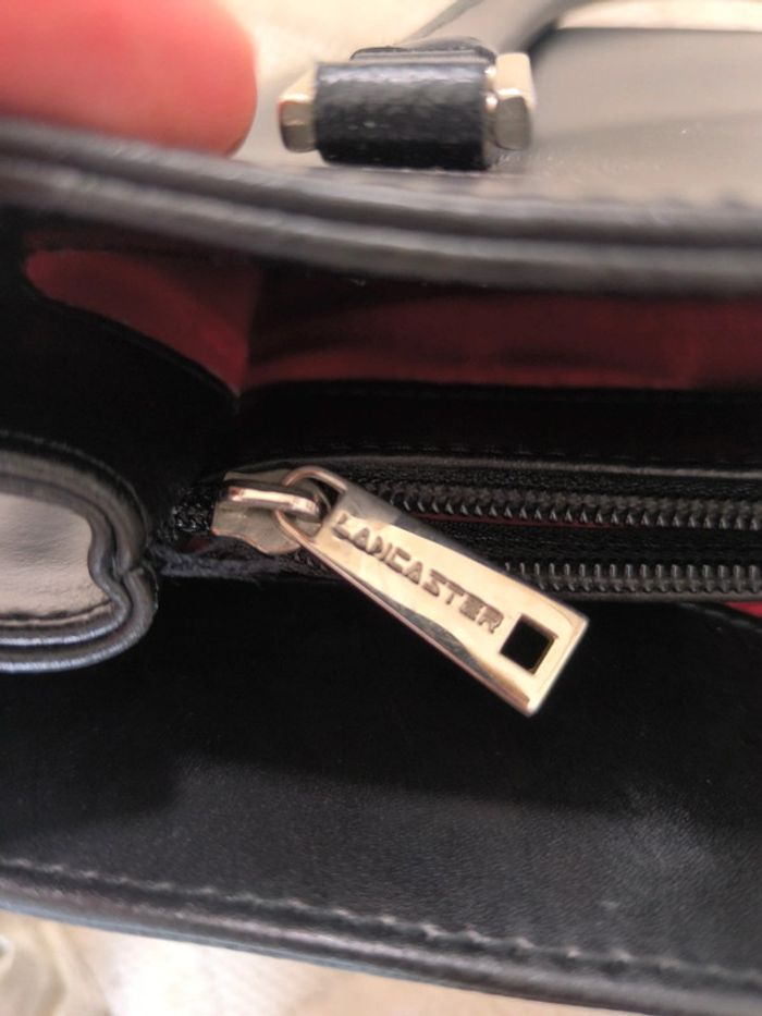 Sac a main cuir noir et rouge Lancaster bon état - photo numéro 13