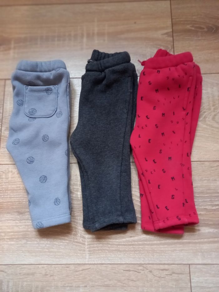 Lot de 3 pantalons coton rouge / gris clair / gris foncé marque Kiabi