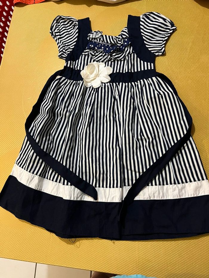 Robe fille jamais portée - photo numéro 2