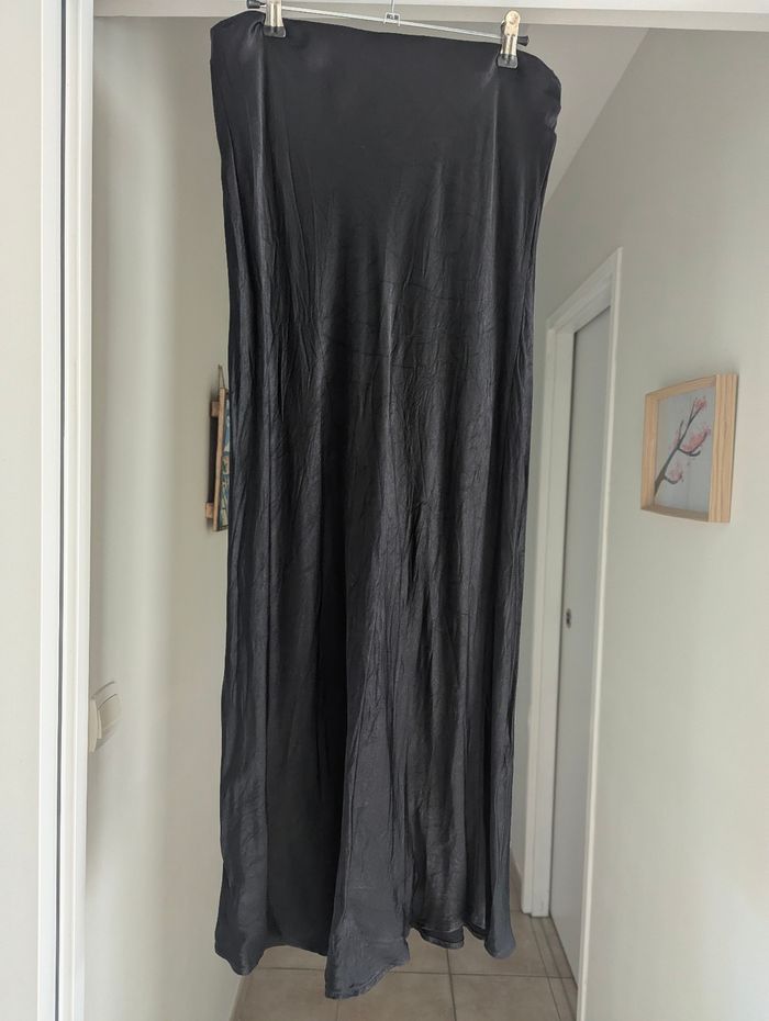 Vend jupe longue h et m noire
En très bon état mais a déjà été portée
Taille M