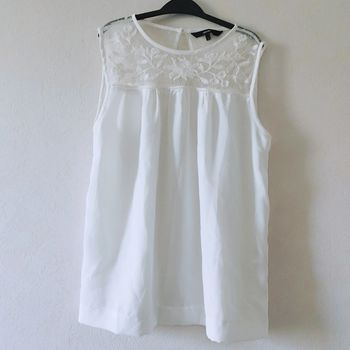 Blouse dentelle sans manches