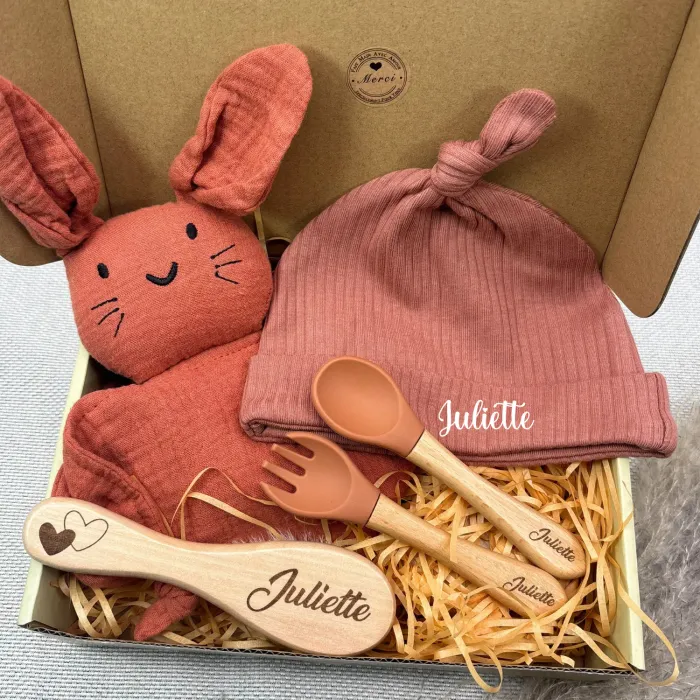 Coffret Naissance Bébé Personnalisé – Doudou Lapin, Bonnet, Brosse & Couverts