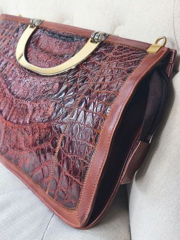 🤎 Sac vintage en cuir véritable embossé façon croco – anse rigide métal doré