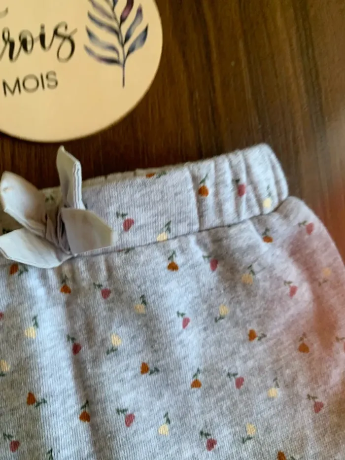 Pantalon fleurs Kiabi 3 mois - photo numéro 4