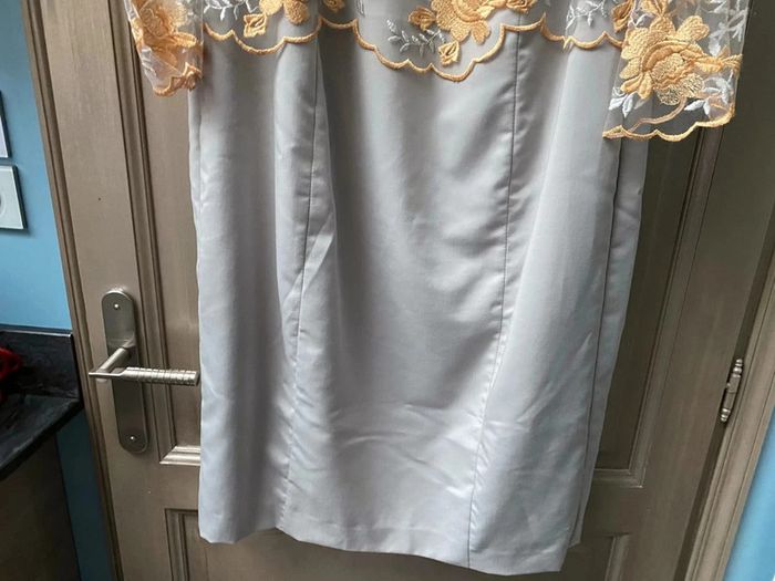 Robe sans manche grise avec boléro en dentelle orange taille 50/52 - photo numéro 3