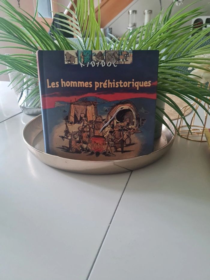 Kididoc  les hommes préhistoriques  très bon etat