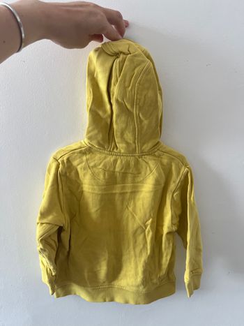 Gilet à capuche jaune
